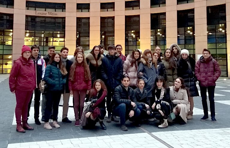 Група ученици от ПЧМГ представиха България в Европейския парламент 2020.