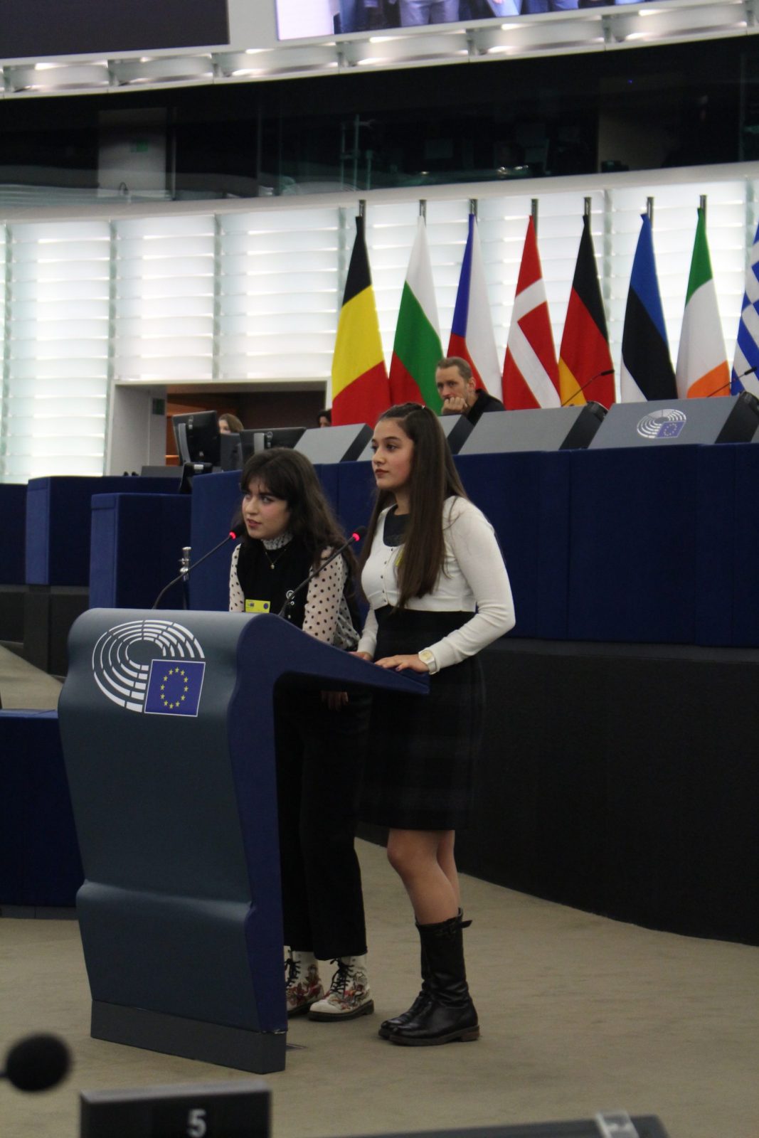 Лора Манолова и Андреа Мазгалева в обръщението си към Младежкия европейски парламент.